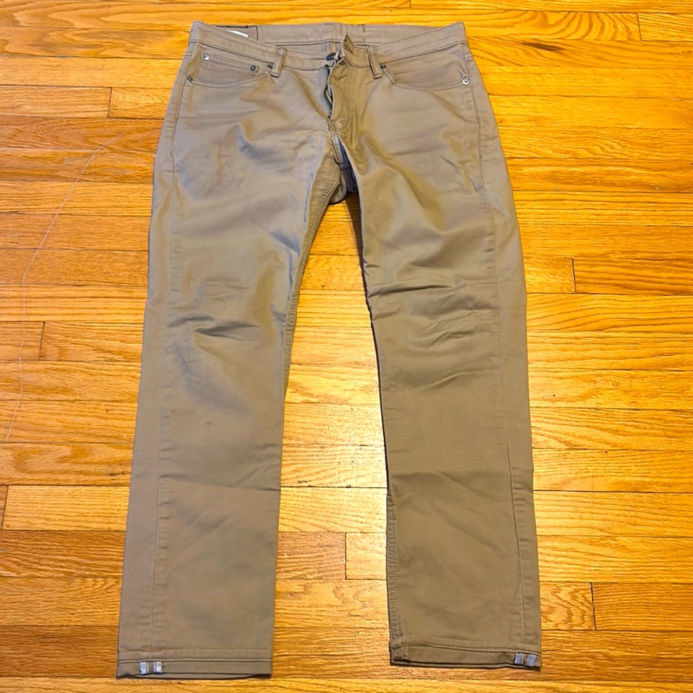 Men’s Levi’s 511 Casual Pants. Khaki. Size 33x30